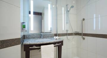 Фото номера Номер с  кроватью размера &quot;queen-size&quot; для некурящих Гостиница Hampton by Hilton Saint-Petersburg ExpoForum г. Санкт-Петербург 4