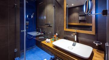 Фото номера Люкс с видом Гостиница Indigo St. Petersburg – Tchaikovskogo г. Санкт-Петербург 5