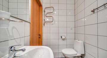 Фото номера Двухместный номер с 2 отдельными кроватями и диваном Гостиница ArtApart г. Санкт-Петербург 14