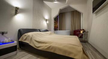 Фото номера Номер с кроватью размера &quot;king-size&quot; и гидромассажной ванной Гостевой дом Alex Hotel on Zvezdnaya г. Санкт-Петербург 10