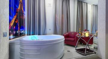 Фото номера Номер с кроватью размера &quot;king-size&quot; и гидромассажной ванной Гостевой дом Alex Hotel on Zvezdnaya г. Санкт-Петербург 17