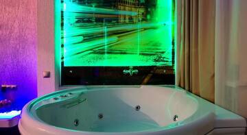 Фото номера Номер с кроватью размера &quot;king-size&quot; и гидромассажной ванной Гостевой дом Alex Hotel on Zvezdnaya г. Санкт-Петербург 5