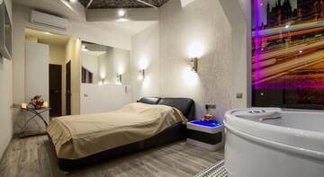 Фото номера Номер с кроватью размера &quot;king-size&quot; и гидромассажной ванной Гостевой дом Alex Hotel on Zvezdnaya г. Санкт-Петербург 7
