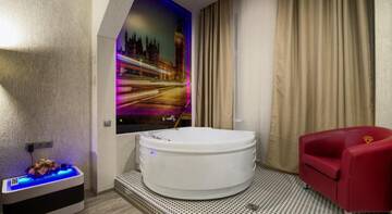Фото номера Номер с кроватью размера &quot;king-size&quot; и гидромассажной ванной Гостевой дом Alex Hotel on Zvezdnaya г. Санкт-Петербург 9