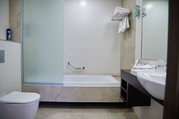 Фото номера Номер люкс с 1 двуспальной кроватью Гостевой дом The Bridge Hotel г. Санкт-Петербург 6