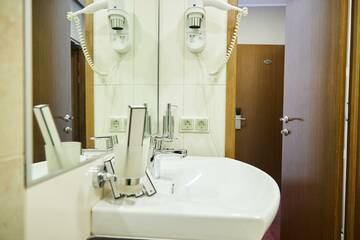 Фото номера 2-местный номер эконом Гостевой дом The Bridge Hotel г. Санкт-Петербург 6