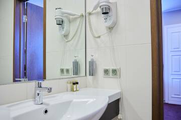 Фото номера Номер люкс с 1 двуспальной кроватью Гостевой дом The Bridge Hotel г. Санкт-Петербург 4