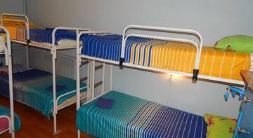 Фото номера Кровать в общем мужском номере с 5 кроватями Гостевой дом Inn Dvorik na Mokhovoy г. Санкт-Петербург 2