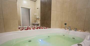 Фото номера Love Suite с большой джакузи и видом на набережную Гостиница  Астерия г. Санкт-Петербург 9