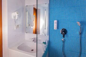 Фото номера Номер комфорт с 1 двуспальной кроватью с видом Гостиница Best Western PLUS Centre Hotel г. Санкт-Петербург 8