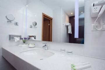 Фото номера Двухместный  комфорт Twin Гостиница Best Western PLUS Centre Hotel г. Санкт-Петербург 4