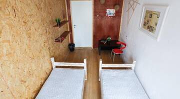 Фото номера Стандартный двухместный номер с 2 отдельными кроватями Хостел BedAndBike Gorokhovaya г. Санкт-Петербург 4