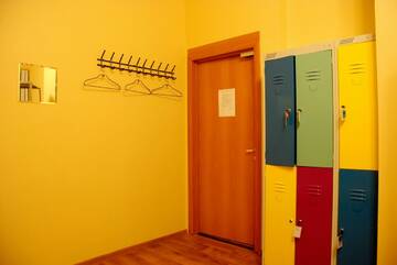 Фото номера Кровать в 8-местной общей мужской комнате Гостиница Hostel GoodHoliday г. Санкт-Петербург 8