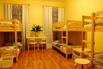 Фото номера Кровать в 8-местной общей мужской комнате Гостиница Hostel GoodHoliday г. Санкт-Петербург 7