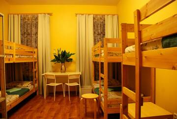 Фото номера Кровать в 8-местной общей мужской комнате Гостиница Hostel GoodHoliday г. Санкт-Петербург 2