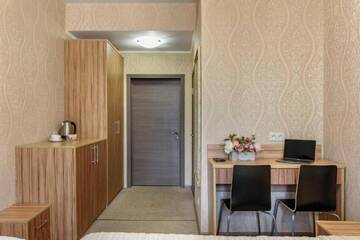 Фото номера Стандартный номер с двумя раздельными или одной большой кроватью Отель Жасмин  г. Санкт-Петербург 3