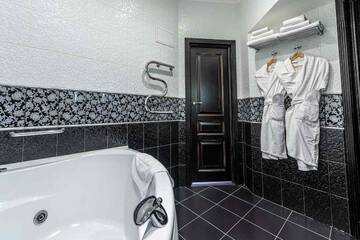 Фото номера Люкс с двуспальной кроватью «king-size», балконом, джакузи Гостиница Кравт Отель г. Санкт-Петербург 4