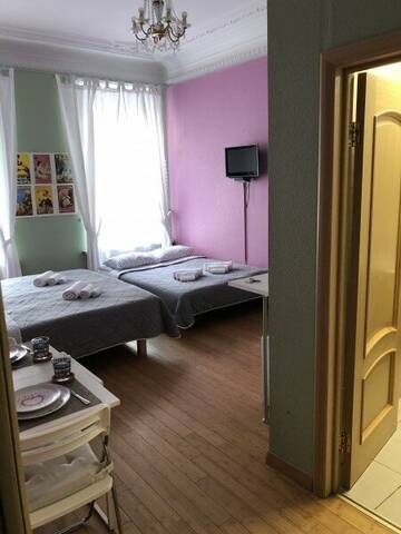 Фото номера Четырёхместная комната с собственной мини - кухней для 4 взрослых / Quadruple room with private kitchenette Апартаменты Итальянские комнаты и апартаменты Пио на Моховой г. Санкт-Петербург 4