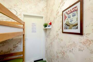 Фото номера Двухместный номер с двуспальной кроватью Хостел Хостел Страна Чудес г. Санкт-Петербург 4