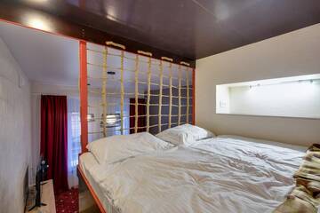 Фото номера Четырехместный номер Гостиница The RED by Center Hotels г. Санкт-Петербург 13