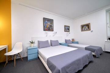 Фото номера Трехместный номер Мини-отель ArtBox Hotel г. Санкт-Петербург 2