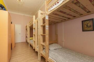 Фото номера Кровать в общем номере с шестью кроватями Хостел Late Breakfast Club Hostel г. Санкт-Петербург 3